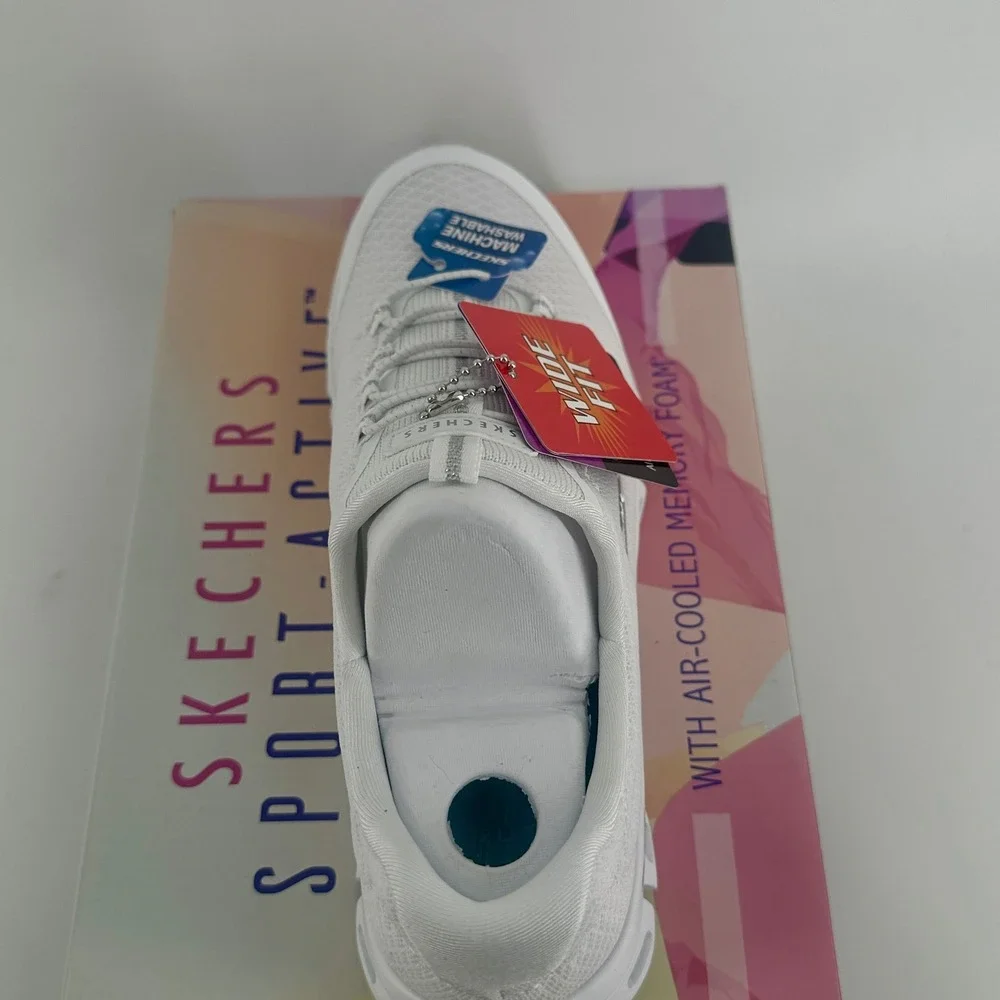 Skechers Glide-Step Resilience Womens 6.5 White Wide Fit Lightweight Sneaker NEW